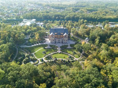 Hava aracı görüntüsü. Kır evi Mezhyhirya, güneşli bir gün