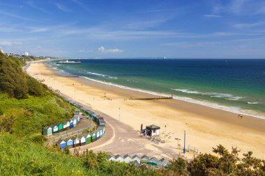 Altın kumsalları ve mavi-yeşil denizler Poole ve Bournemouth arasında orta Chine, Dorset kıyısında güneş ışığı yanar