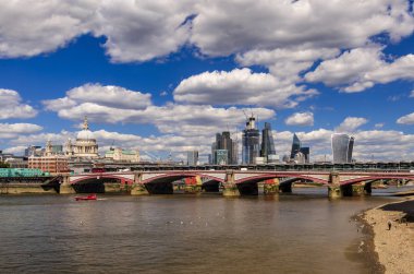 Düşük tide uzun kuraklık cityscape ve köprüleri manzaralı bir plaj ortaya çıkarır bir ay sonra Thames Nehri üzerinde