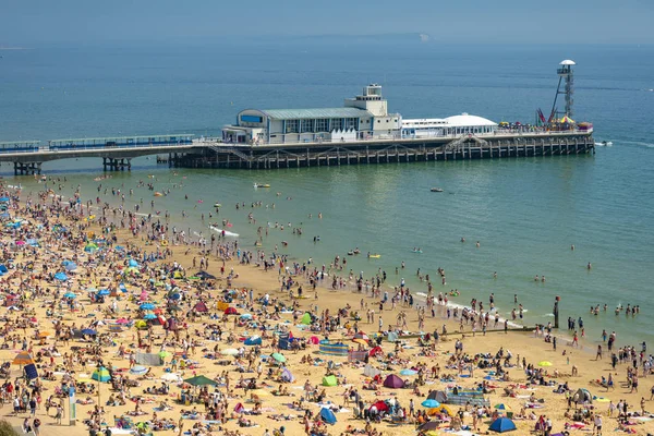 Napfény Megvilágítja Homokos Strandok Kék Zöld Tengeri Bournemouth Poole Közti — Stock Fotó