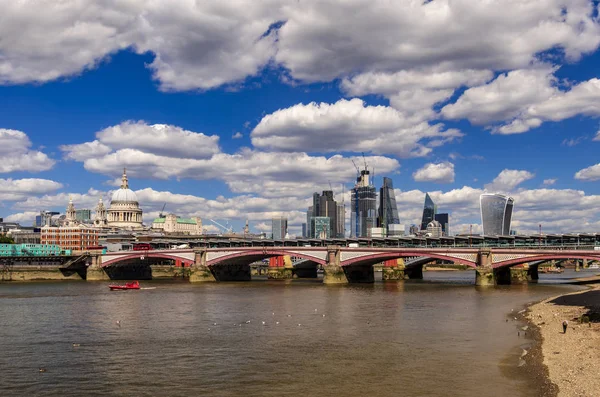 Düşük tide uzun kuraklık cityscape ve köprüleri manzaralı bir plaj ortaya çıkarır bir ay sonra Thames Nehri üzerinde