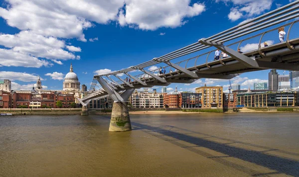 Passageiros Correm Através Uma Ponte Atravessando Rio Tâmisa Londres Dia — Fotografia de Stock