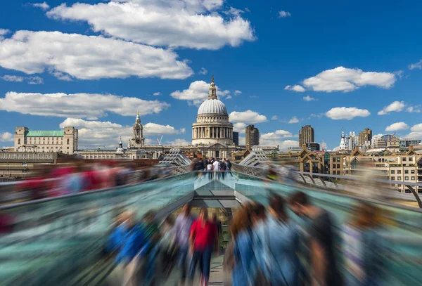 Sıcak yaz gününde Londra'da Thames Nehri geçerken bir köprü boyunca commuters acele