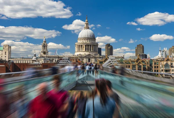Sıcak yaz gününde Londra'da Thames Nehri geçerken bir köprü boyunca commuters acele