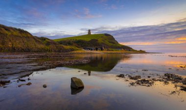 Kayalar Dorset sahil şeridi üzerinde geç eveing güneş aydınlatır