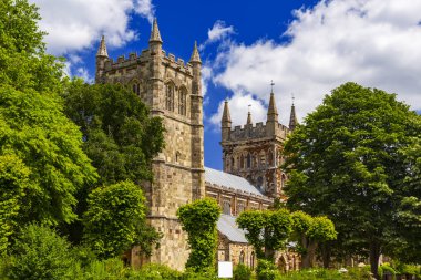 Parlak güneş ışığı güneşli yaz gününde Wimborne Minster aydınlatır