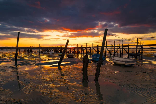 Turuncu Kırmızı Gökyüzü Sandbanks Yakınındaki Bir Poole Harbour Iskele Üzerinde — Stok fotoğraf