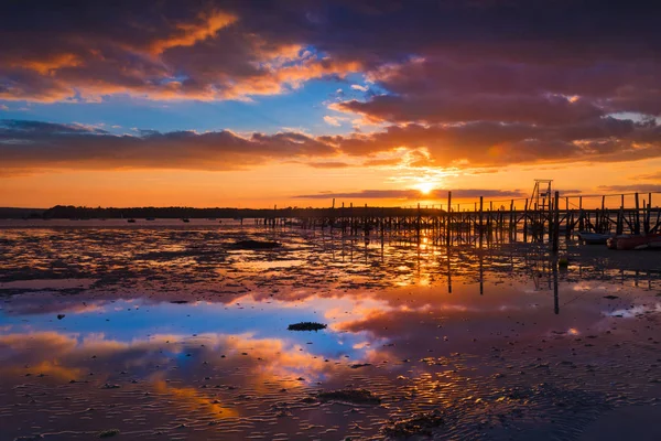 Tiefe Farben Von Orange Und Rot Himmel Über Einem Hafensteg — Stockfoto