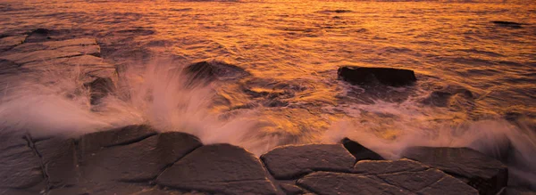 Tarde Sol Ofuscante Ilumina Rochas Litoral Dorset — Fotografia de Stock