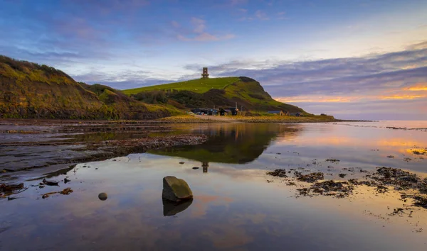 Kayalar Dorset sahil şeridi üzerinde geç eveing güneş aydınlatır