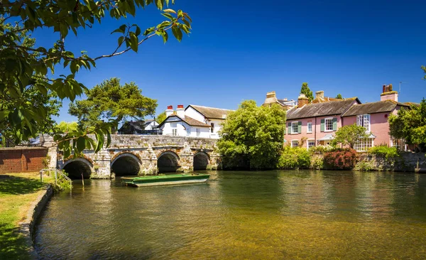 Bir taş köprü River Avon Christchurch Dorset İngiltere'de bir sıcak yaz gününde açıklıklı.