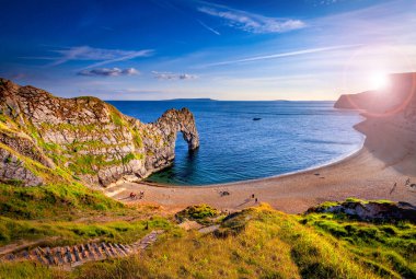 Güneş ışığı Güney Dorset Jurassic Coast Durdle kapı kaya yanar 