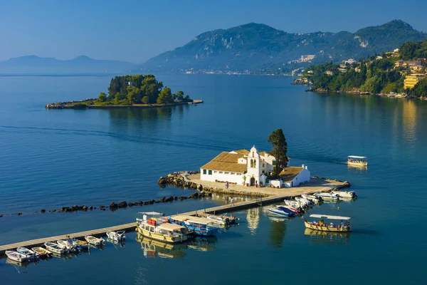 Monasterio de Vlacherna Kanoni y las islas del ratón, Corfú, Grecia — Foto de Stock