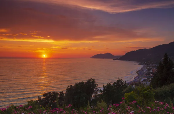 Sunset Agios Gordios pueblo junto a la playa, Corfú, Grecia — Foto de Stock