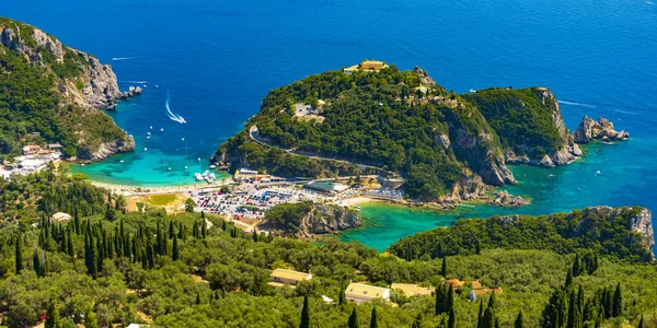 Panoramik Palaiokastritsa, tekneler ve beach Corfu, Yunanistan