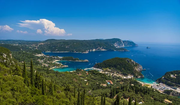 Panorámás kilátás nyílik a Palaiokastritsa, csónakok és beach, Korfu, Görögország — Stock Fotó