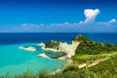 Cape Drastis kayalıklarla Kuzey Korfu