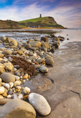 Kimmeridge günbatımı, kayalar ve yansımalar