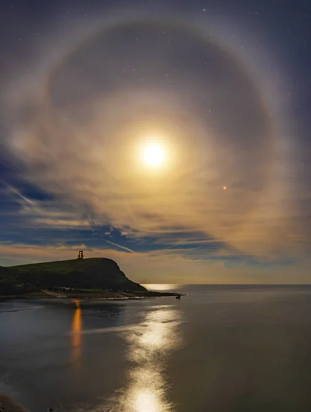 Splendore della luna di Kimmeridge, coste rocciose e riflessi — Foto Stock