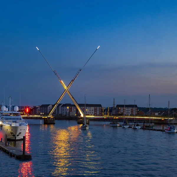 Twin вітрила мосту в місті Poole гавані — стокове фото