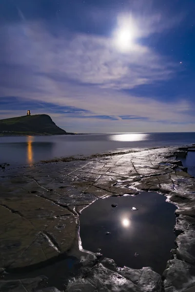 Splendore della luna di Kimmeridge, coste rocciose e riflessi — Foto Stock