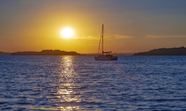 Gün batımında Poole Harbour yüzen