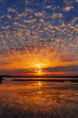 Delik Bay, Dorset Poole Harbour üzerinde muhteşem günbatımı