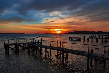 Günbatımı Sandbanks Dorset'deki / daki iskeleye üzerinde