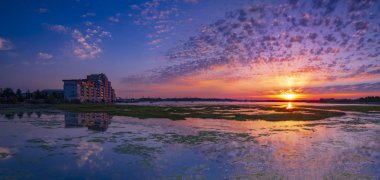 Muhteşem günbatımı üzerinde delikler Bay, Poole Harbour, Dorset
