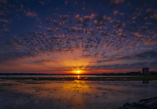 Nádherný západ slunce nad otvory Bay, Poole Harbour v Dorsetu — Stock fotografie