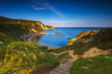 Gün batımında Dorset Jurassic sahil ve Durdle Kapı