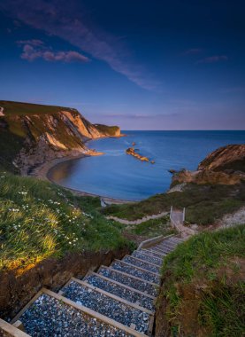 Gün batımında Dorset Jurassic sahil ve Durdle Kapı
