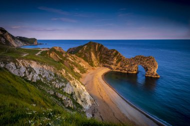 Gün batımında Dorset Jurassic sahil ve Durdle Kapı