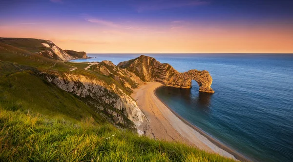 Gün batımında Dorset Jurassic sahil ve Durdle Kapı