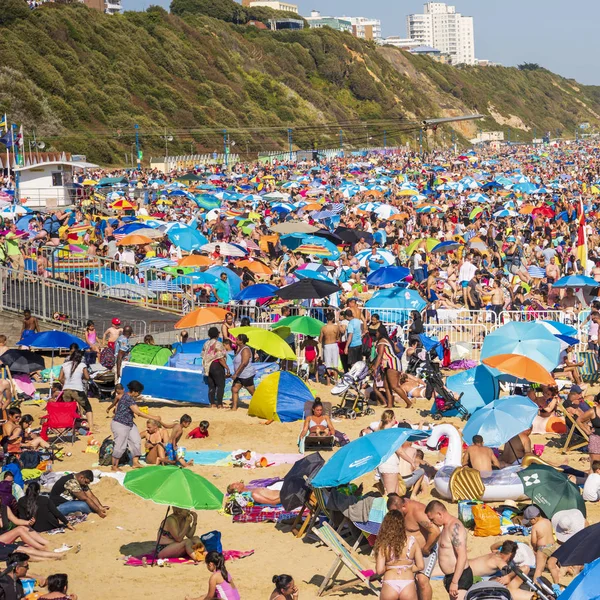 Tysiące poszukiwaczy słońca na plaży, Bournemouth, Dorset — Zdjęcie stockowe