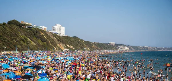 Több ezer nap keresők csomag a strandon, Bournemouth, Dorset — Stock Fotó