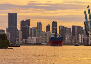 Freight Cargo gemisi Miami City Downtown ilçe bırakarak