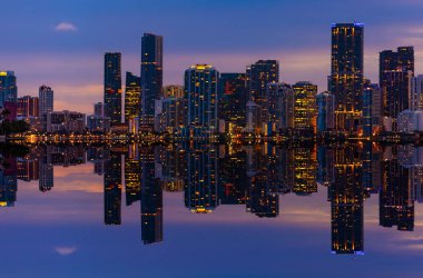 Gün batımında Miami City Downtown bölge binaları