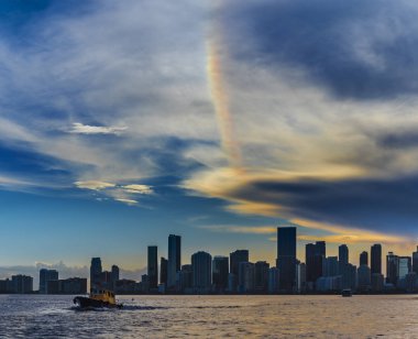 Gün batımında Miami City Downtown bölge binaları