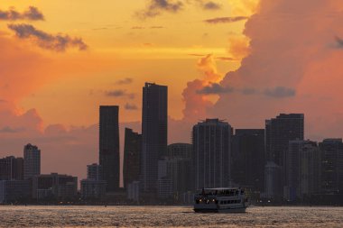 Gün batımında Miami City Downtown bölge binaları