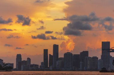 Gün batımında Miami City Downtown bölge binaları