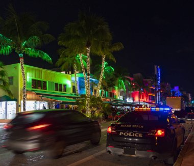 Ocean Drive otelleri ve geceleri ışıklar