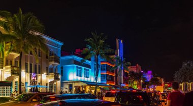 Ocean Drive otelleri ve geceleri ışıklar