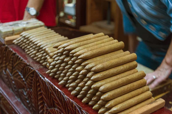 Little Havana, Miami'de bir fabrikada puro