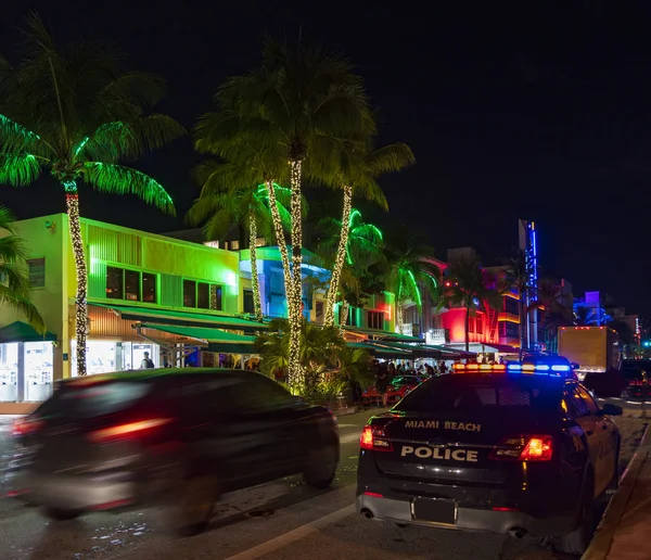 Ocean Drive otelleri ve geceleri ışıklar