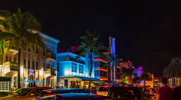 Ocean Drive otelleri ve geceleri ışıklar