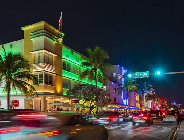 Ocean Drive otelleri ve geceleri ışıklar