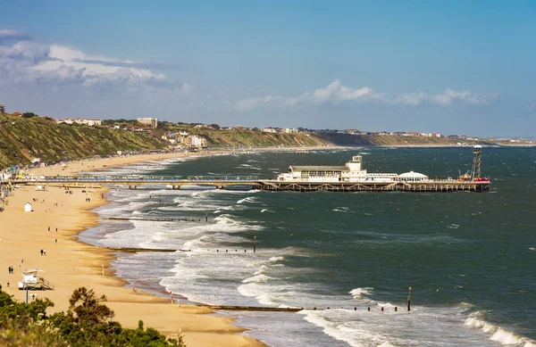 Gördülő hullámok lezuhannak a tengerparton a Bournemouth Pier — Stock Fotó