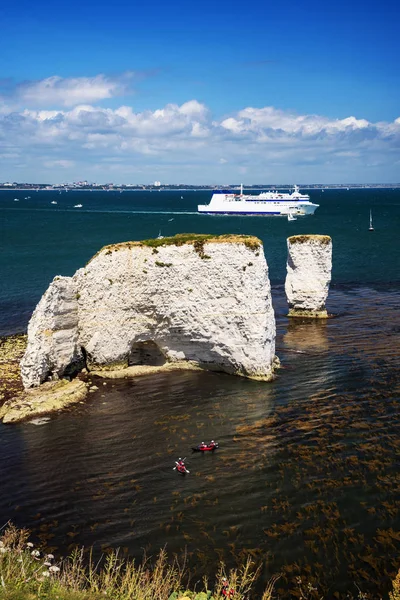 Velho Harry Rocks e barcos em Dorset — Fotografia de Stock