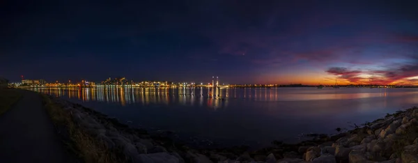 Gün batımında Poole'da ikiz yelkenli köprü — Stok fotoğraf